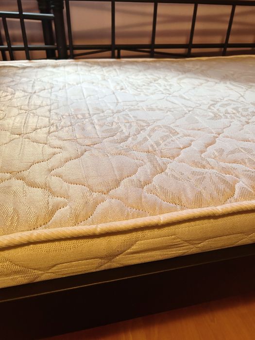 Два броя единични легла с матраци