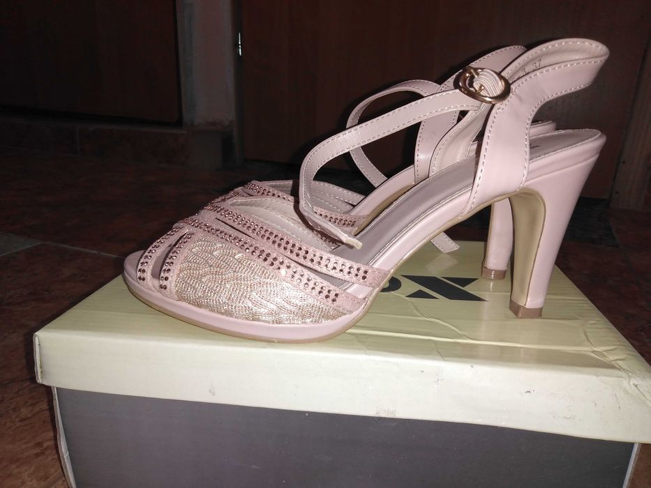 Дамски сандали с висок ток