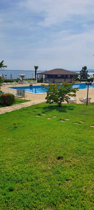 Отдава се под наем за сезон 2026 – двустаен апартамент на първа линия в комплекс „Диамант“, Свети Влас