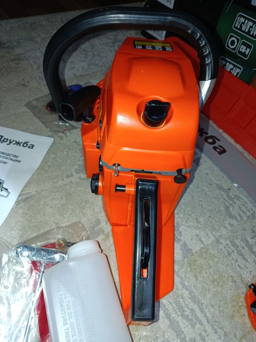 Бензопила бензиновая.