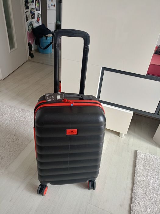Vând troler 57 cm...puțin folosit,urme de folosire, produs de calitate