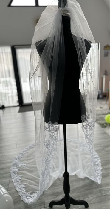 Voal nou cu broderie