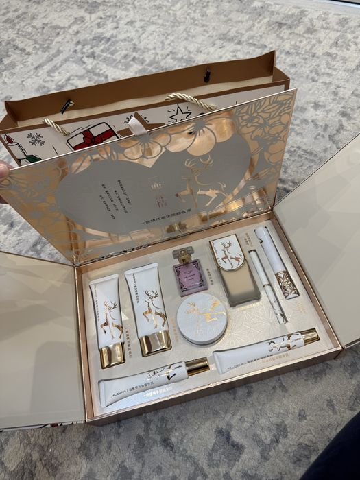 Новогодний набор косметики клрейской