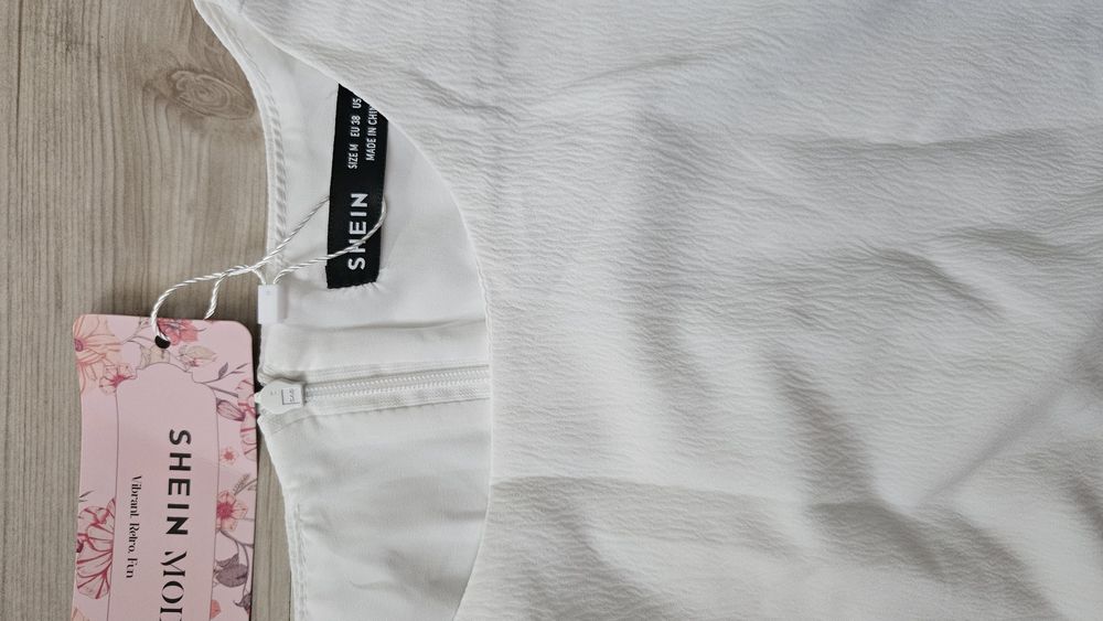 Дамска бяла рокля в размер М