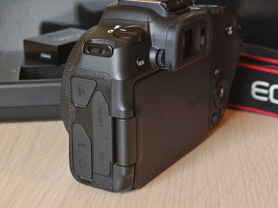 Canon EOS R8 Body + 3 baterii