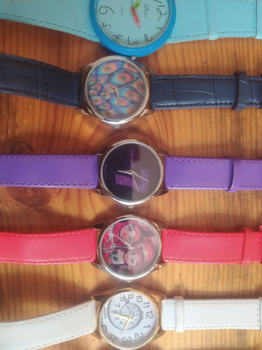 Часы наручные универсальные.