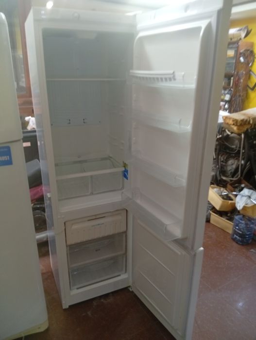 Продается холодильник indesit