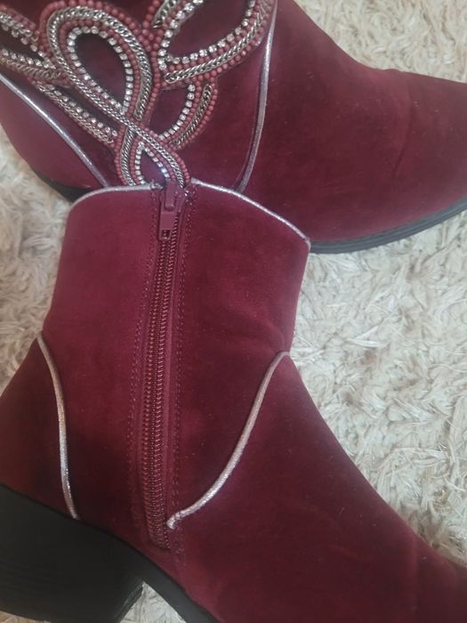 Botine purtate de două ori.