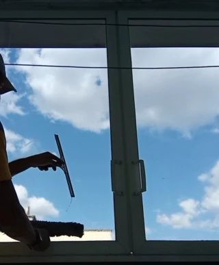 Почистване на прозорци