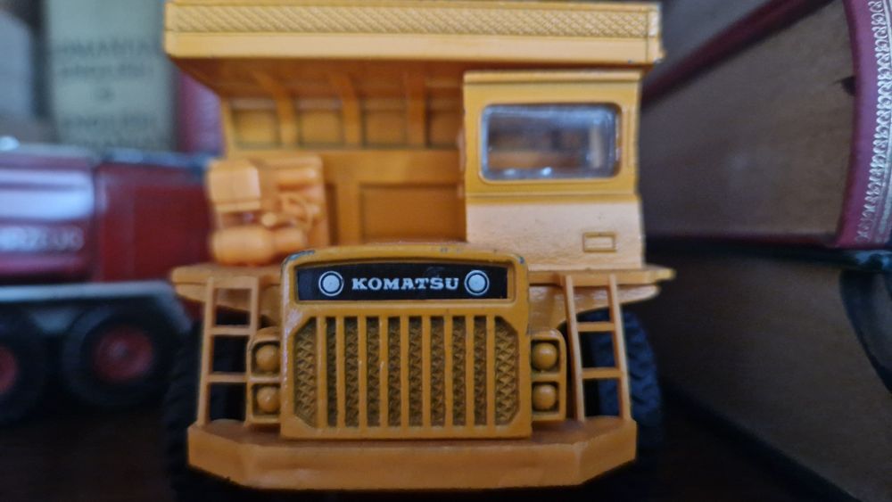 Vând machetă vintage din fier camion Komatsu