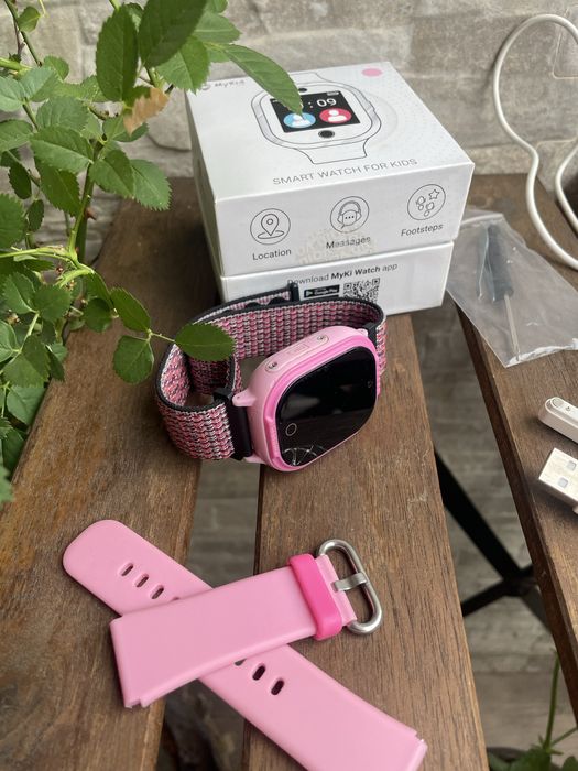 Продавам розов детски смарт часовник Smart Watch MyKi 4 Lite