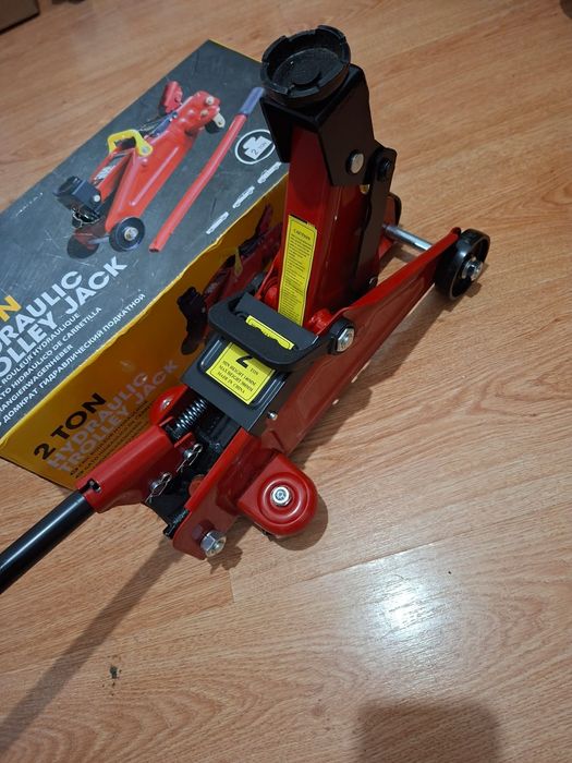 Домкрат подкатной новый