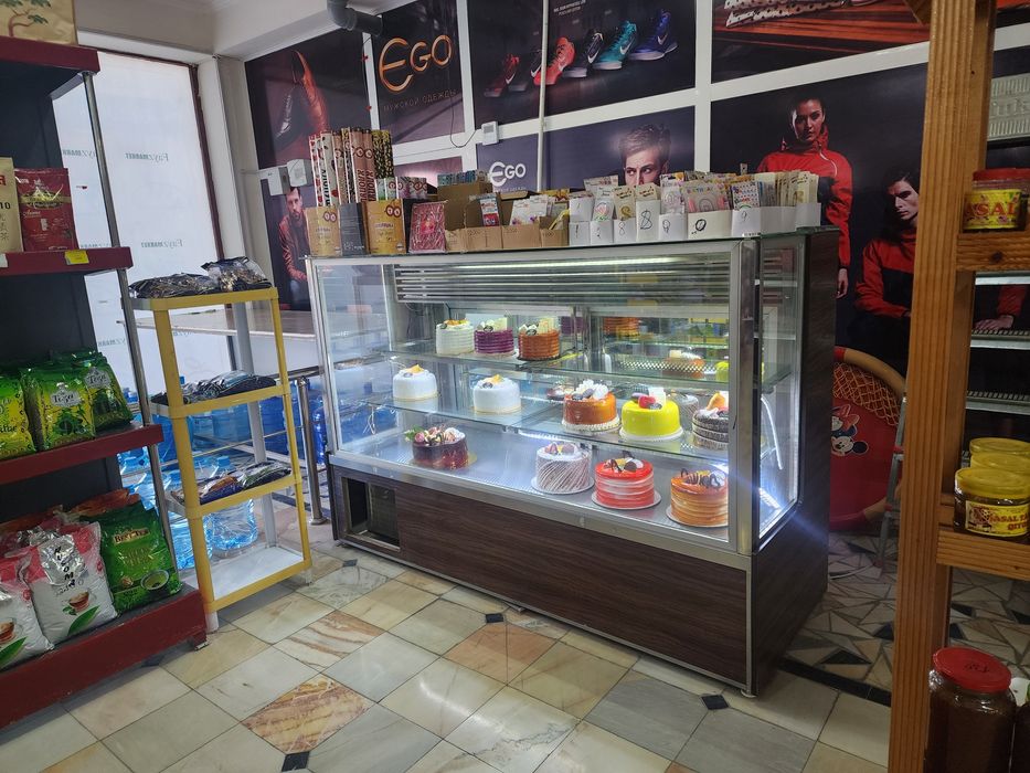 Magazin uchun vetrina polkalar xoladilnik