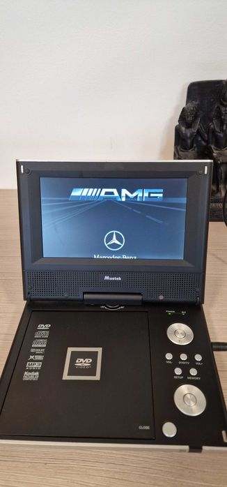 ПРЕНОСИМ DVD ПЛЕЪР MUSTEK С 7″ ЕКРАН с работеща батерия и пълен комплект