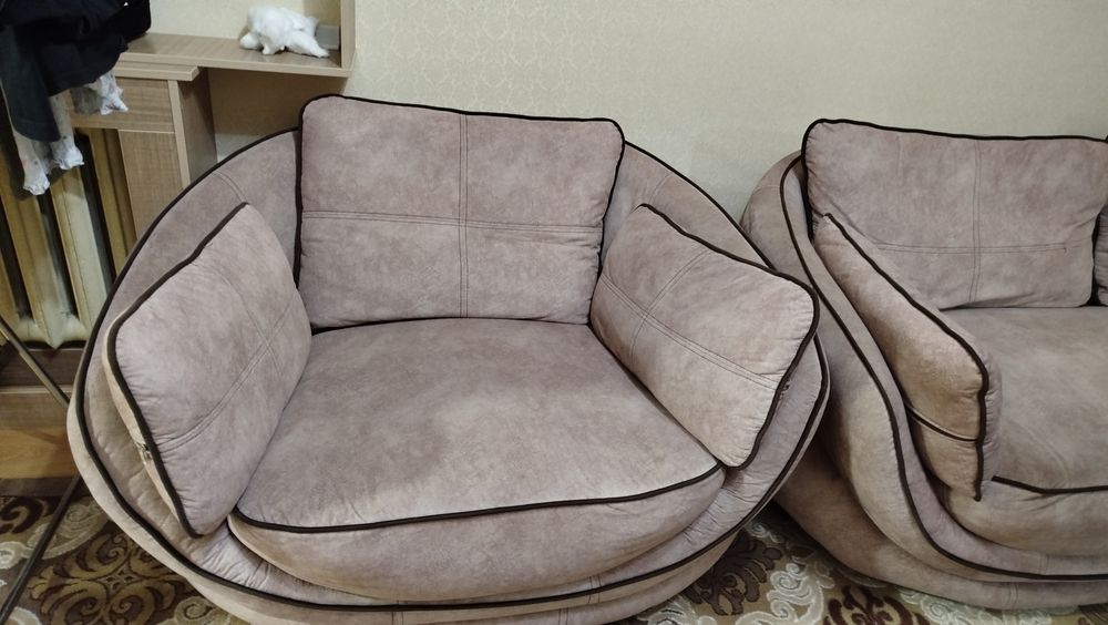 Divan jurnalniy stoliyam bor