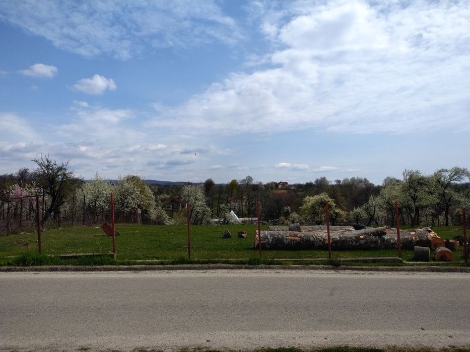 Teren intravilan 3700 mp curent, asfalt, priveliște de vis și liniște