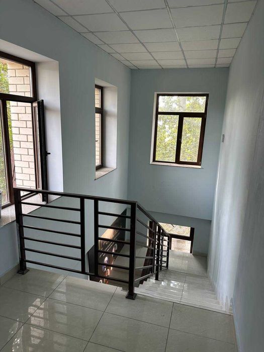 Noturar bino sotiladi 3 etaj 650 kv Oqtepa krug