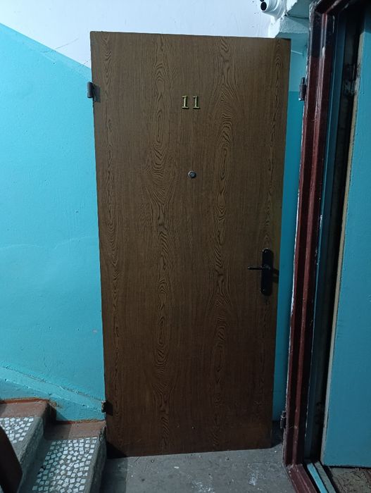 Входная квартирная металлическая дверь