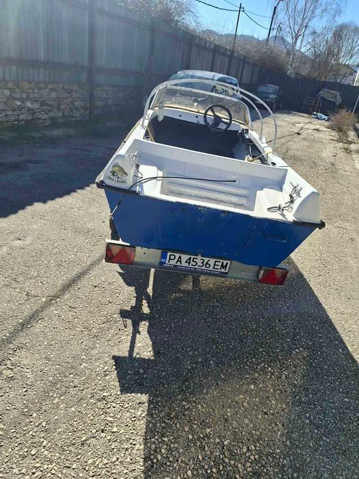 Лодка тримаран с колесар с регистрация