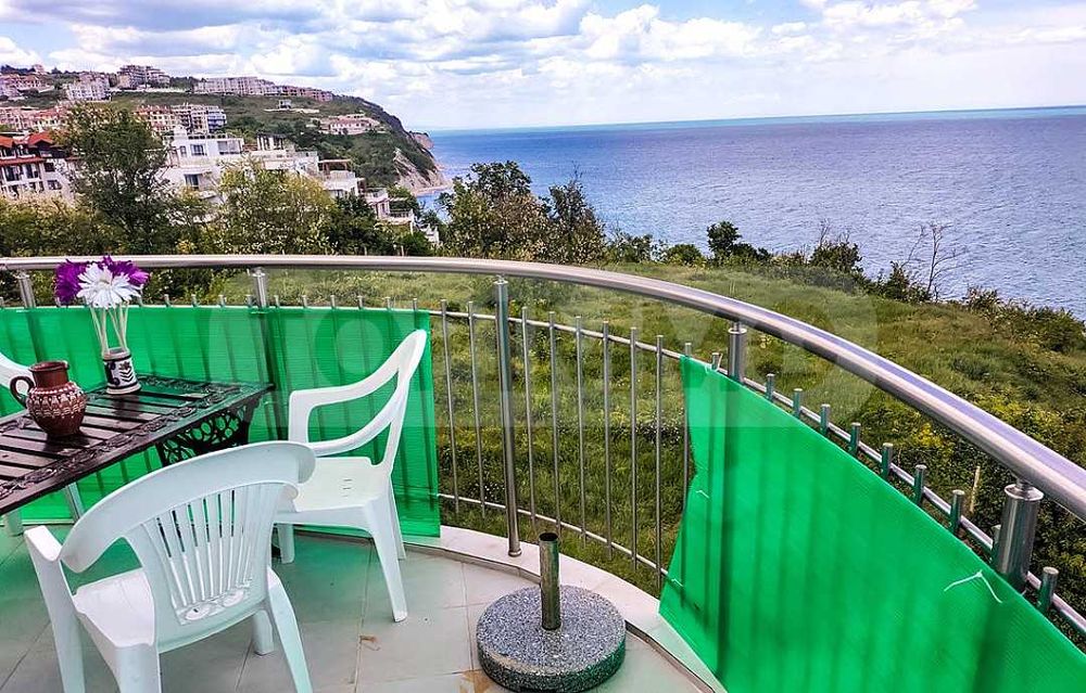 Двустаен апартамент с уникална морска гледка в град Бяла