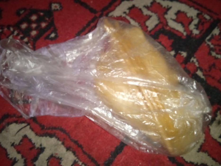 ПРОДАМ КУСОК ВОСКА (парафина) для изготовления свечей ! Вес 300 грамм.