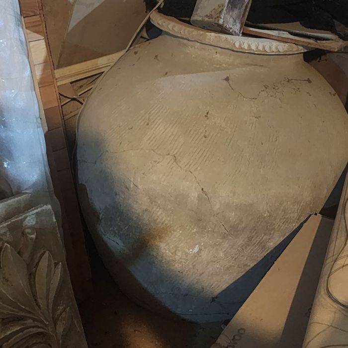 Старинный кувшин есть дефекты. По