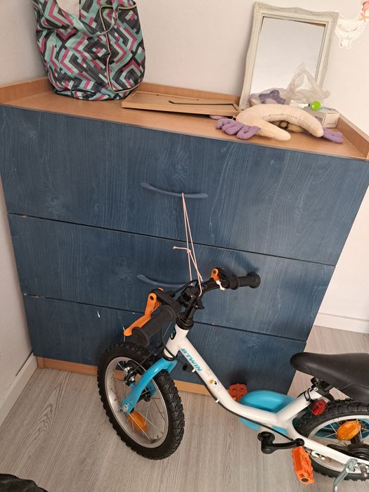 comoda albastra utilizata