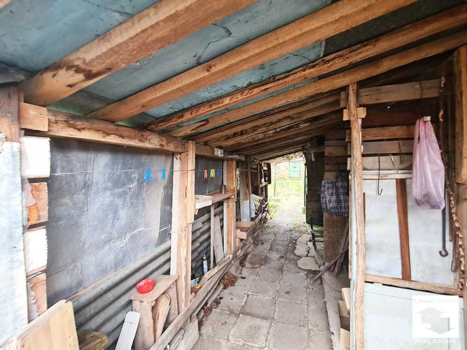 140312 Къща с равен двор и стопански постройки в с. Горна Липница