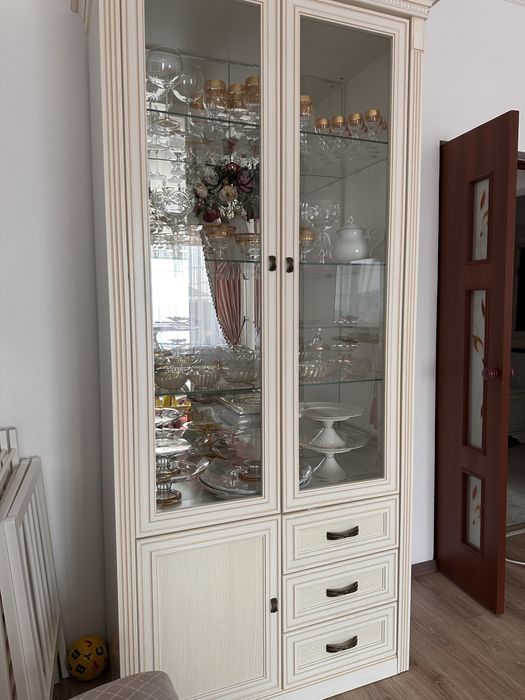 Продается шкаф-витрина, сервант