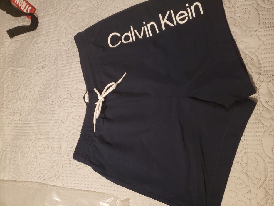 Vând pantaloni scurți calvin Klein
