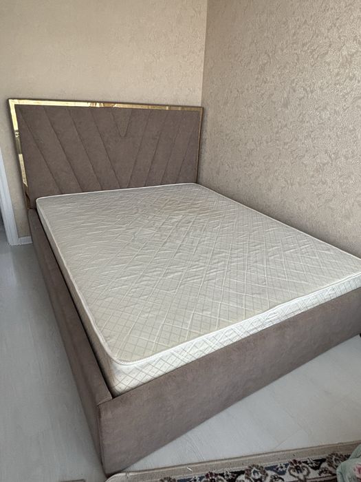 Кровать двуспальная с матрасом