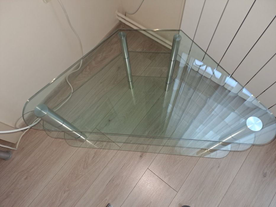 Стъклен , ъглов ТВ шкаф / маса .