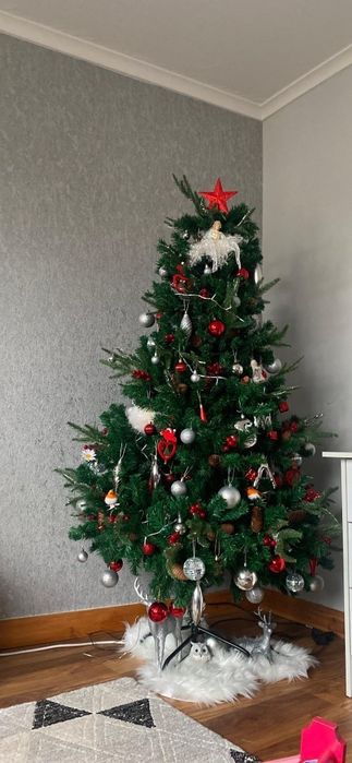 Изкуствена елха Luxury Diamond с червен глог и шишарки