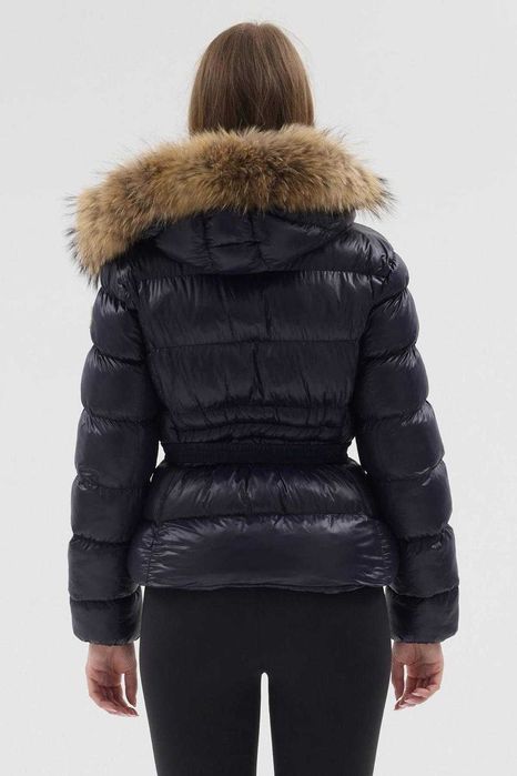 Moncler вталено дамско яке с качулка