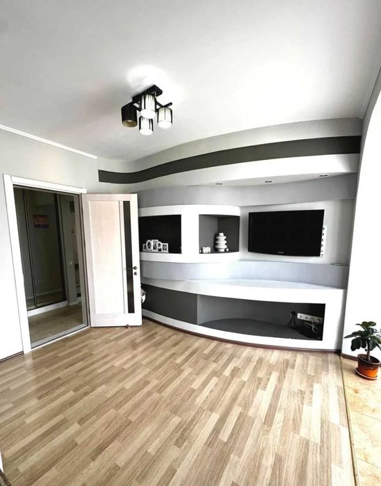 Дава се под наем Двустаен апартамент в София, Център - 56 кв.м за 397.8 € - Снимка #2