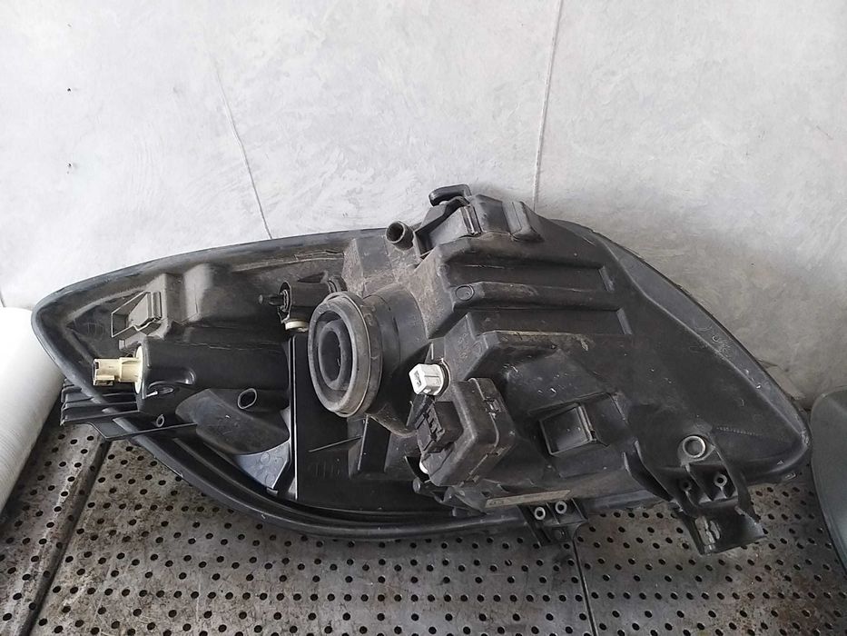 Far stanga toyota yaris p9 89900736 811100d120