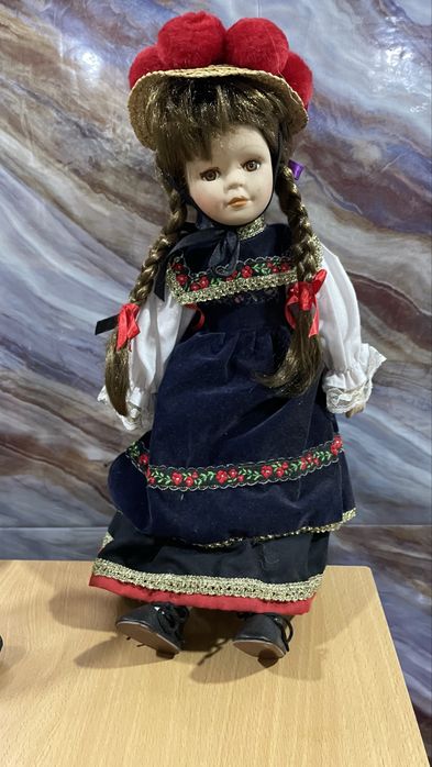 Vând papușă din porțelan