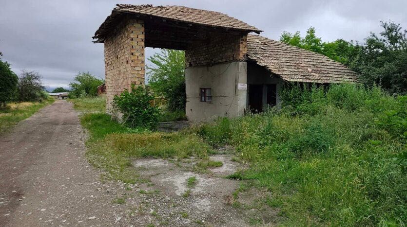 Стопанска сграда със две халета