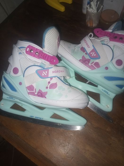 Продам коньки девочки
