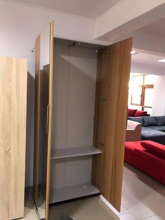 Dulapuri noi , hol spatii inguste