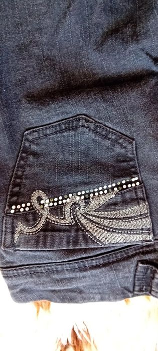 Дънки черни с по два джоба отпред и отзад с паети,копчета закопчаване,