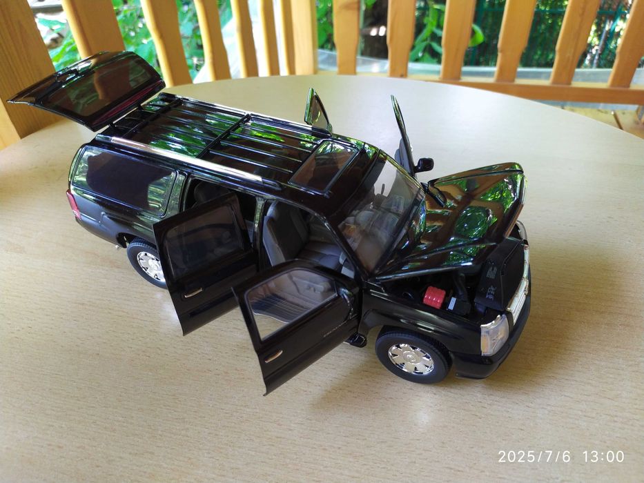 1 : 18 Метален модел на Cadillac Escalade ESV 2003, Ricko