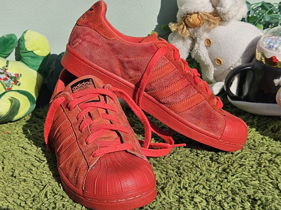 Adidas superstar в червено