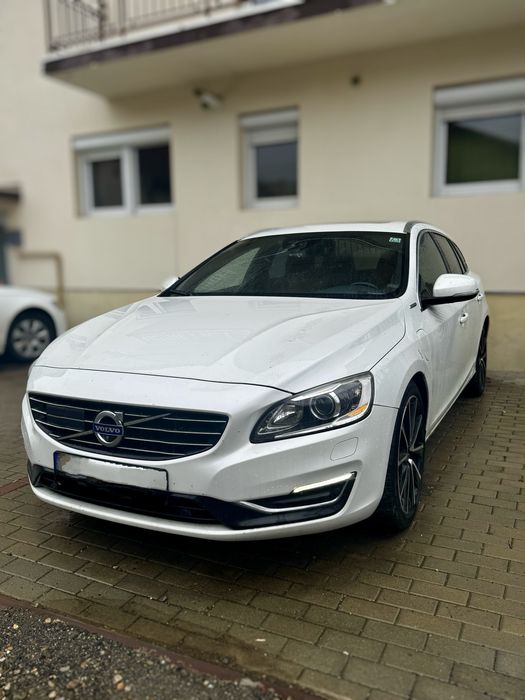 Vând Volvo V60 Plug-in Hybrid D6 Twin Engine AWD, plug-in hybrid, echipare completă