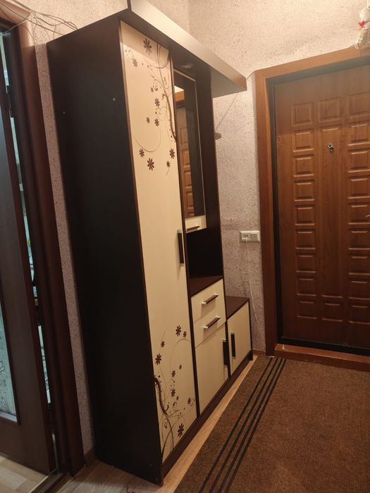 Срочно продается шкаф для прихожей.