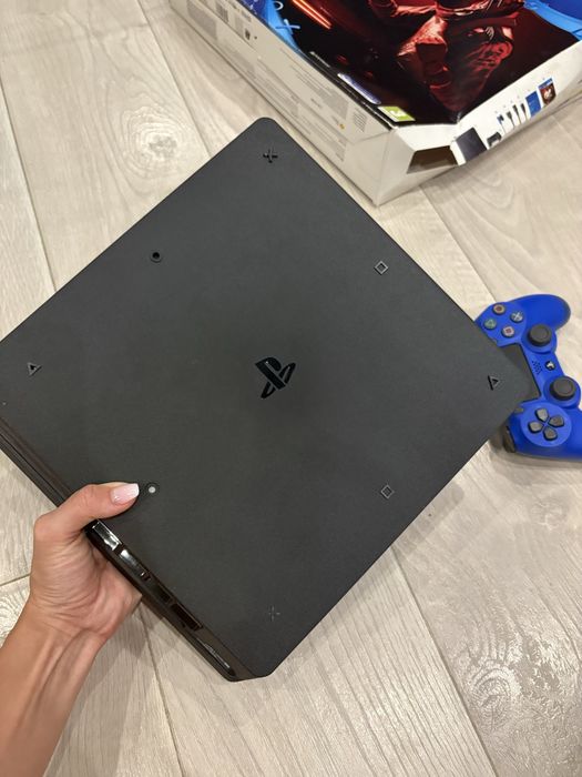 Play Station 4 1TB + 2 controllers