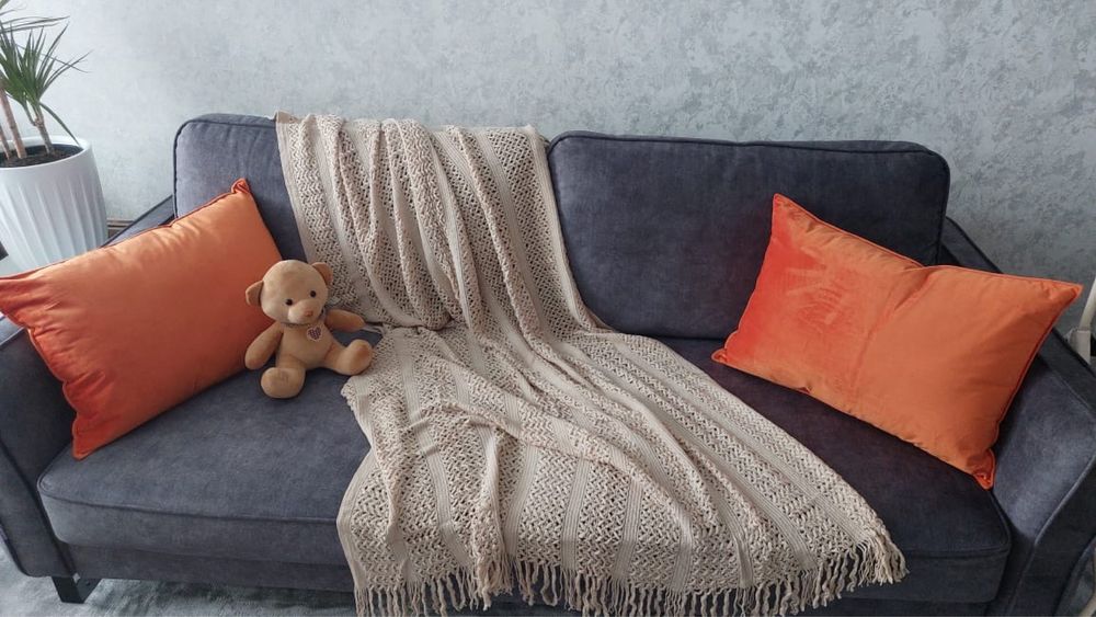 Шторы, тумбочки, покрывала, подушки