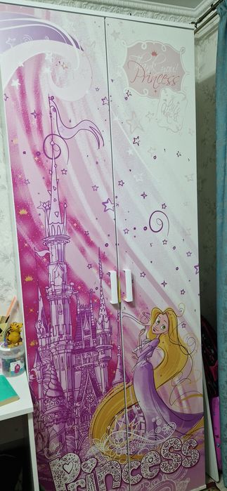 Детская кровать и шкаф