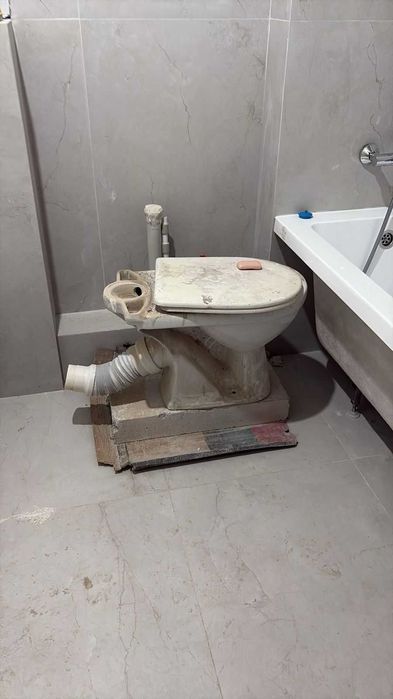 Унитаз для ремонта и стройки. Унитаз с бачком для дома..