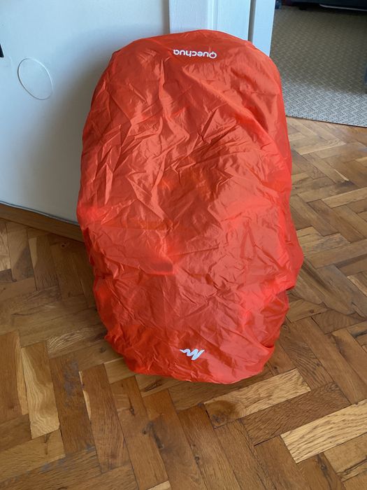 Продавам нова туристическа раница Quechua Forclaz 40 + дъждобран